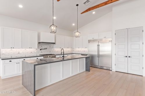 4239 42nd St, Phoenix AZ  85018-4207 exterior