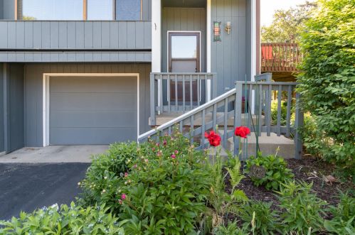 2402 Fairgrove St, Kalamazoo, MI 49009-1805