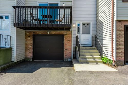 33 Oak Forest Dr, Manchester, CT 06040-1945