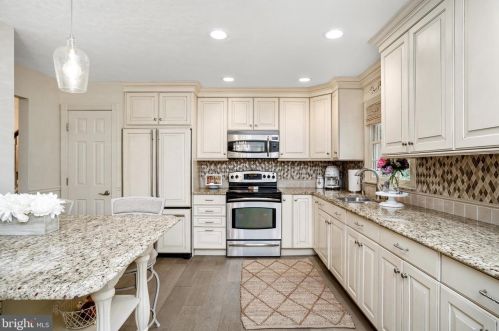 50 Crestwood Dr, Trenton NJ 08690-1938 exterior