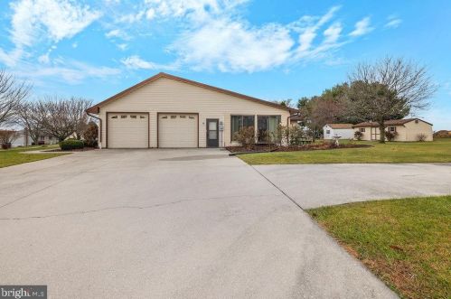 106 Lee Ann Ct, Hanover PA 17331-9560 exterior