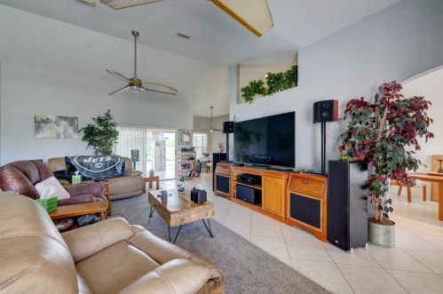 174 Dalton Cir, Fort Pierce FL 34953-5847 exterior