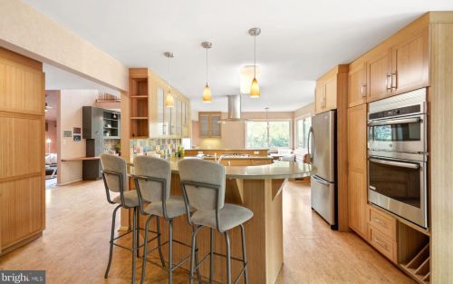 16 Arlive Ct, Rockville MD 20854-2978 exterior