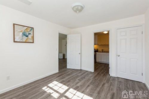 460 College Dr, Edison NJ 08817-5951 exterior