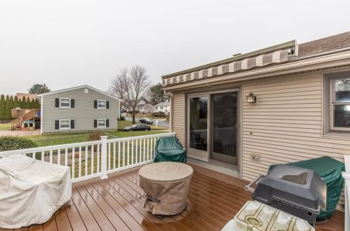 8 Ferncrest Dr, Providence RI 02919-3503 exterior