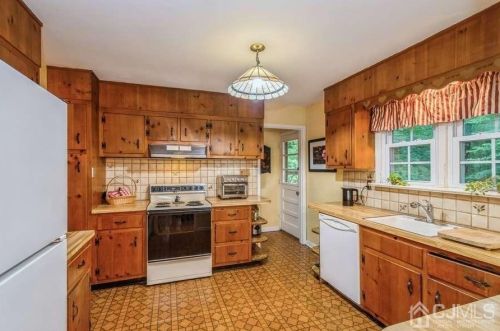 113 Todd St, Edison NJ  08817-5133 exterior