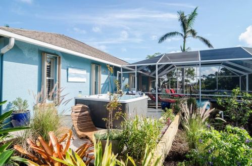 4 Colonial Dr, Naples FL 34112-7317 exterior