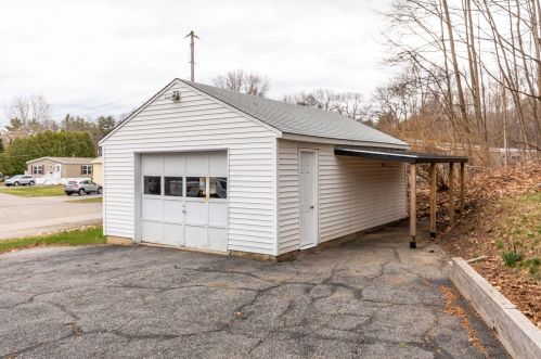 20 Bay Rd, Newmarket NH 03857-1728 exterior