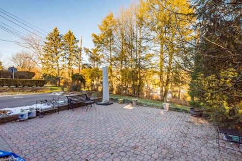 561 Clemson Dr, Pittsburgh PA 15243-1736 exterior