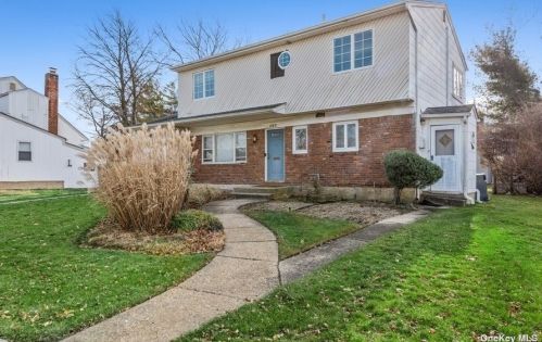 957 Cedarhurst St, Valley Stream, NY 11581-2716