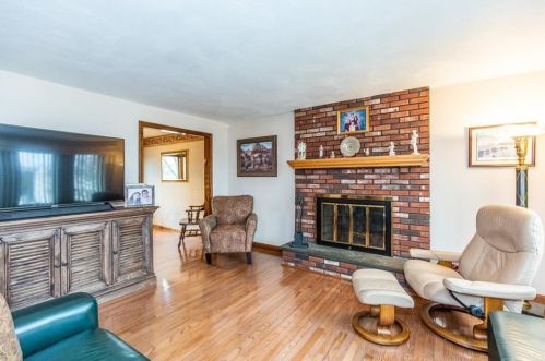 8 Ferncrest Dr, Providence RI 02919-3503 exterior