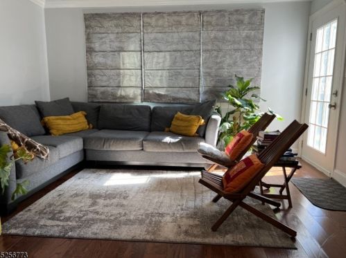 16 Elmwood Dr, Livingston NJ  07039-2205 exterior