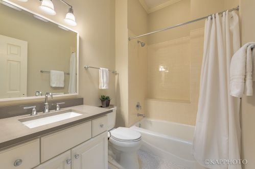 2252 Racine Ave, Chicago IL 60614-2110 exterior