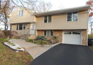 45 Lexington Dr, Metuchen, NJ 08840-1610