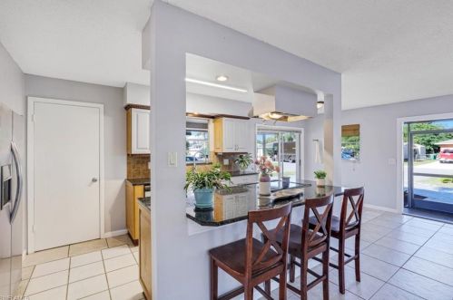 852 96 Ave, Naples FL 34108-2460 exterior