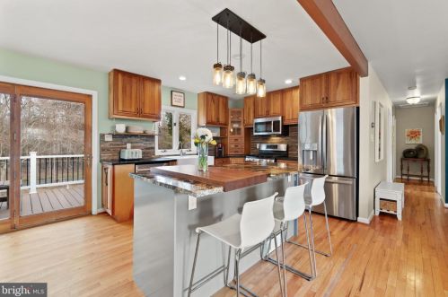 5608 Helmsdale Ln, Alexandria VA 22315-4137 exterior