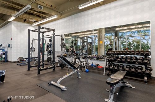 860 Blackhawk St, Chicago IL  60642-2510 exterior