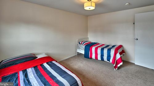 1 Hamilton Lk Dr, Trenton NJ 08619-3437 exterior