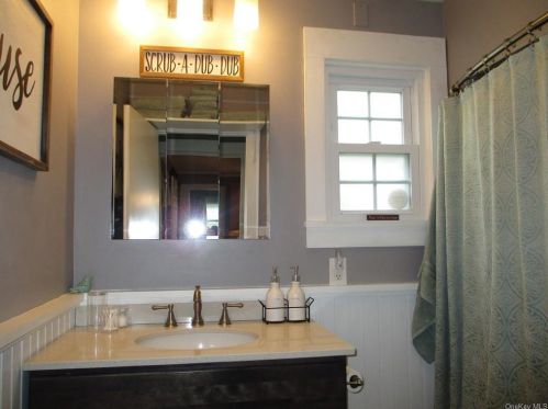 64 Roosevelt Ave, Middletown NY 10940-4633 exterior