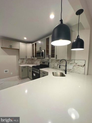 4827 9th St, Philadelphia, PA 19141-3923