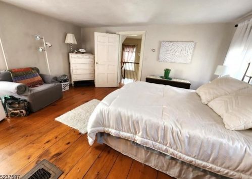 35 Main St, Clinton NJ 08809-1250 exterior