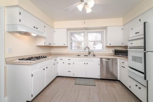 2093 Emerald Ln, Saint Paul MN 55122-2810 exterior