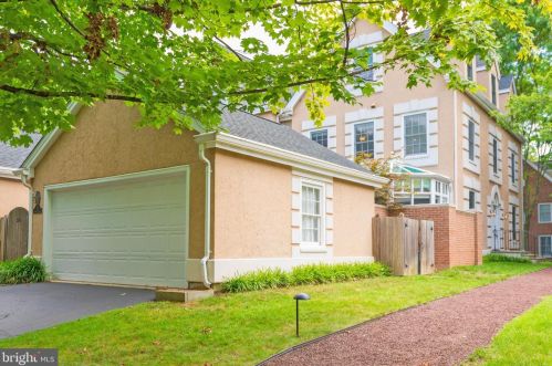 38 Governors Ln, Princeton, NJ 08540-3669