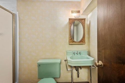 2006 Garrick Dr, Pittsburgh PA 15235-5034 exterior