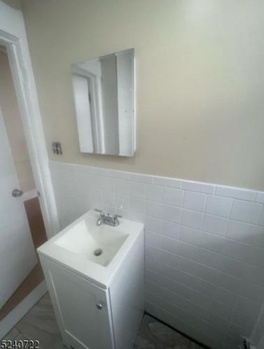 44 Martha Pl, Passaic Park NJ  07055-4233 exterior