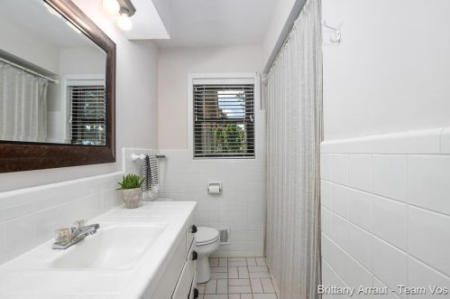 913 Fairfield Ave, Grand Rapids MI 49504-3745 exterior