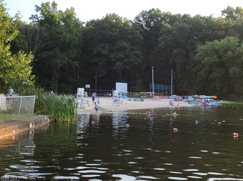 9 Apache Trl, Rockaway NJ  07866-1028 exterior