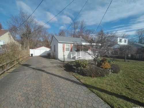 243 17th St, Babylon, NY 11704-2723