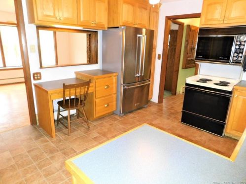 39 Hatch Hl Rd, Vernon CT 06066-6135 exterior