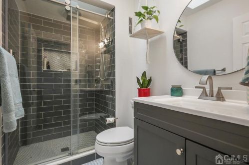 10 Snowflake Ln, Edison NJ 08820-1462 exterior