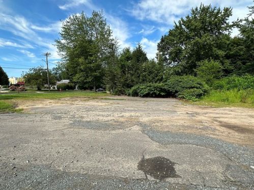 2 Enfield St, Enfield CT 06082-3653 exterior