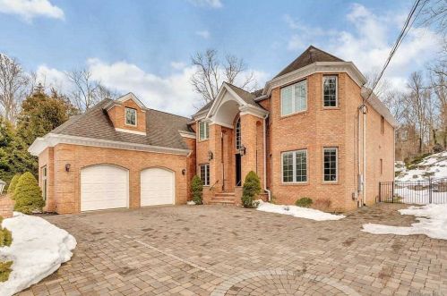 24 Kendrick Ln, Huntington Station, NY 11746-7829