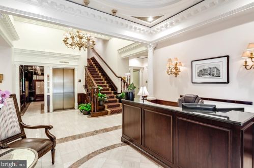 211 4th St, Philadelphia PA  19106-1801 exterior