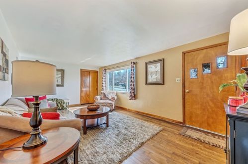 210 Larue Dr, Moon Twp, PA 15108-1154