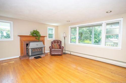 55 Finley St, Manchester, CT 06040-5615