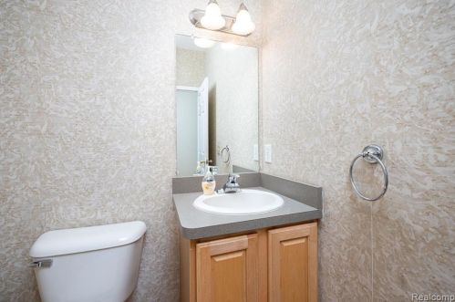 301 Fairways Ln, Lyndon Twp MI 48118-2130 exterior