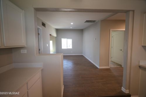 5751 28 St, Tucson AZ 85711-5925 exterior