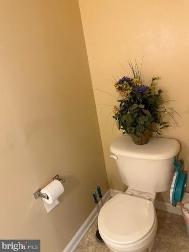 381 Thornhill Dr, Hanover PA  17331-7976 exterior