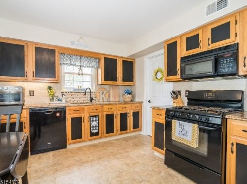 21 Pelican Pt, Fredon NJ 07860-2801 exterior