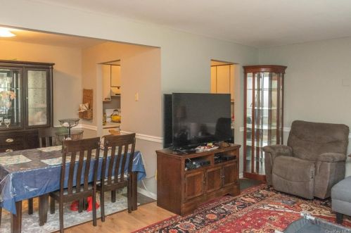 5 Ruth Ct, Middletown NY 10940-5328 exterior