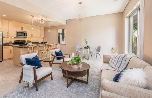 2011 Commerce St, Milwaukee, WI 53212-3472