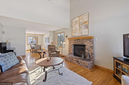 1058 Briar Crk Rd, Saint Paul MN 55123-1515 exterior