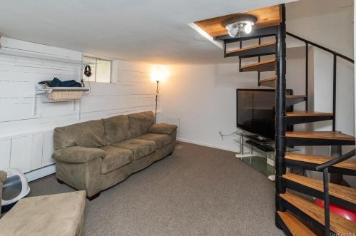 506 Vassar Rd, Poughkeepsie NY 12603-5733 exterior