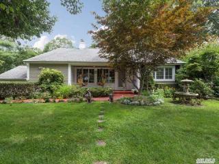 13 Old Town Ln, Hunt, NY 11743-2214