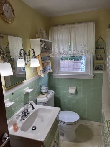 8 Green Valley Dr, Enfield CT 06082-4910 exterior