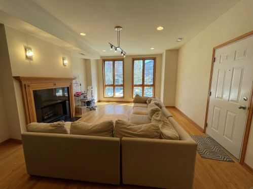 4426 Calumet Ave, Chicago, IL 60653-3385